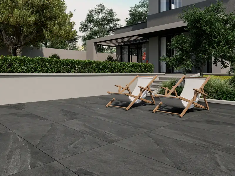Terrasse mit anthrazitfarbenen Feinsteinzeug-Terrassenplatten in 20 mm Stärke
