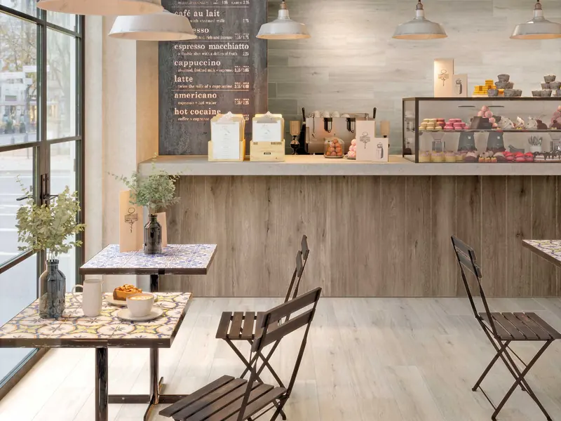 Offene Küche eines Cafés mit hellem italienischem Feinsteinzeugboden